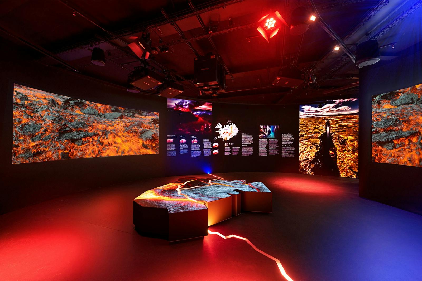 Immersive Ausstellung über den Goldenen Kreis mit Vulkan-Projektionen