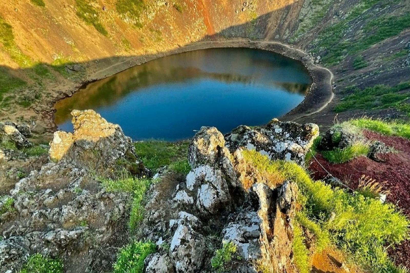 Vista cenital del lago del cráter en el Círculo Dorado
